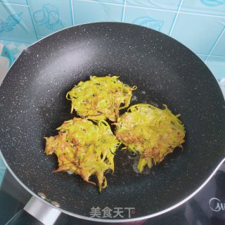 虾皮南瓜饼的做法步骤：7