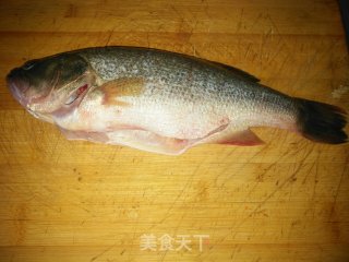 盐焗鲈鱼的做法步骤：1