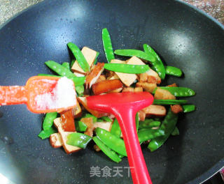 五花肉香干炒荷兰豆的做法步骤：9