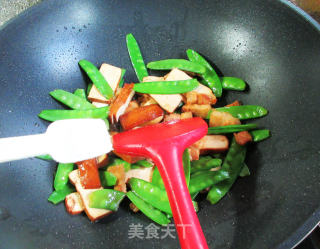 五花肉香干炒荷兰豆的做法步骤：10