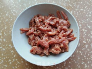 番薯叶梗炒肉丝的做法步骤：1