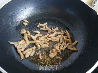 番薯叶梗炒肉丝的做法步骤：3