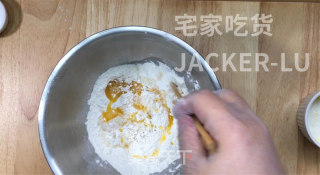 家常老婆饼，外皮金黄诱人，内里酥松，每一口都尝得到香甜滋味！的做法步骤：1
