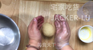 家常老婆饼，外皮金黄诱人，内里酥松，每一口都尝得到香甜滋味！的做法步骤：2