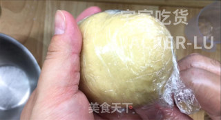 家常老婆饼，外皮金黄诱人，内里酥松，每一口都尝得到香甜滋味！的做法步骤：3