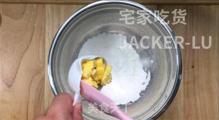 家常老婆饼，外皮金黄诱人，内里酥松，每一口都尝得到香甜滋味！的做法步骤：4