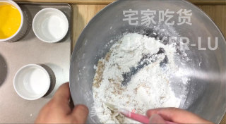 家常老婆饼，外皮金黄诱人，内里酥松，每一口都尝得到香甜滋味！的做法步骤：9