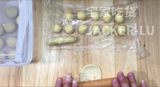 家常老婆饼，外皮金黄诱人，内里酥松，每一口都尝得到香甜滋味！的做法步骤：17