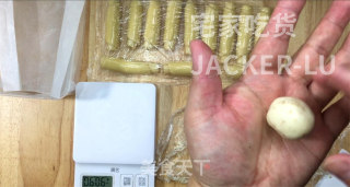 家常老婆饼，外皮金黄诱人，内里酥松，每一口都尝得到香甜滋味！的做法步骤：24