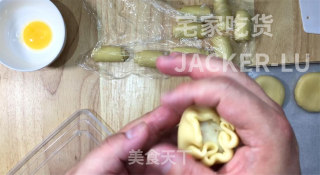 家常老婆饼，外皮金黄诱人，内里酥松，每一口都尝得到香甜滋味！的做法步骤：27