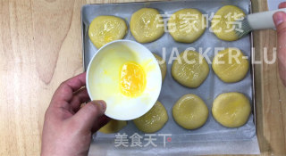 家常老婆饼，外皮金黄诱人，内里酥松，每一口都尝得到香甜滋味！的做法步骤：30