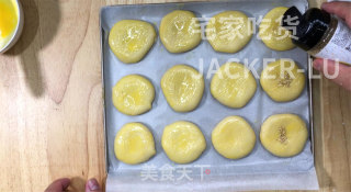家常老婆饼，外皮金黄诱人，内里酥松，每一口都尝得到香甜滋味！的做法步骤：31
