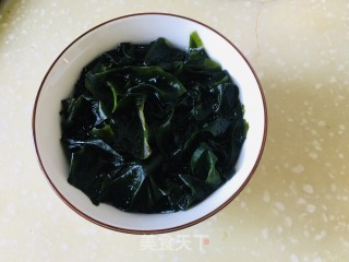墨鱼丸海菜汤的做法步骤：1
