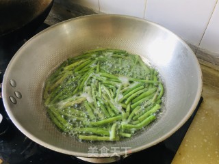 豇豆炒肉丝的做法步骤：1