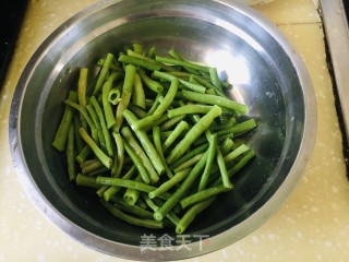 豇豆炒肉丝的做法步骤：2