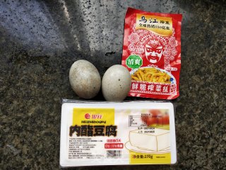 皮蛋拌豆腐的做法步骤：1