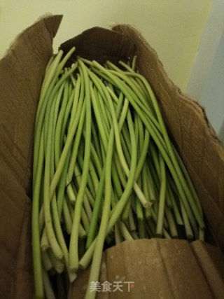 腊肉胡萝卜炒蒜苔的做法步骤：1