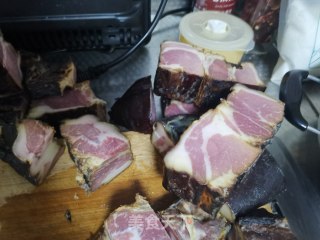腊肉胡萝卜炒蒜苔的做法步骤：2
