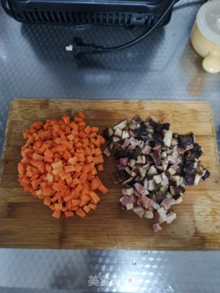 腊肉胡萝卜炒蒜苔的做法步骤：3