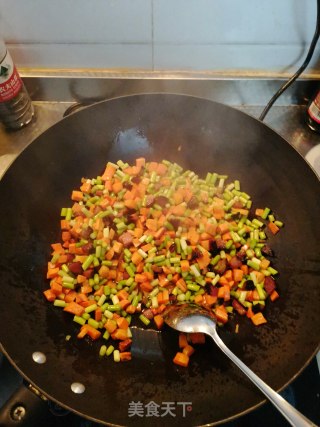 腊肉胡萝卜炒蒜苔的做法步骤：7