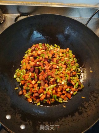 腊肉胡萝卜炒蒜苔的做法步骤：9