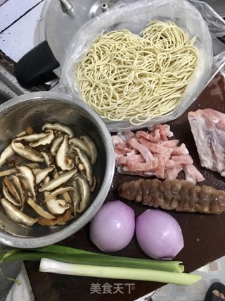 海参炒生面的做法步骤：1