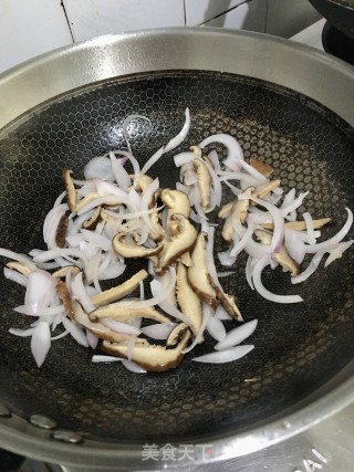 海参炒生面的做法步骤：2