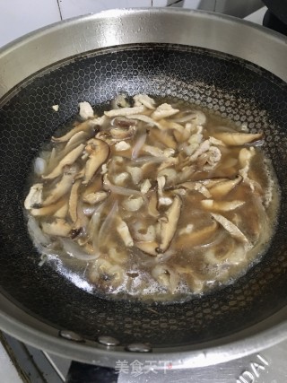 海参炒生面的做法步骤：4