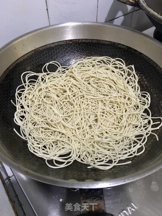 海参炒生面的做法步骤：5