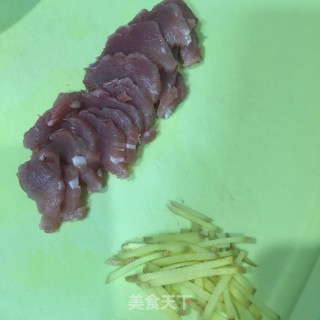 肉片炒木耳腐竹的做法步骤：1