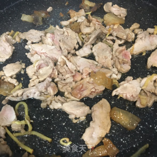 肉片炒木耳腐竹的做法步骤：7
