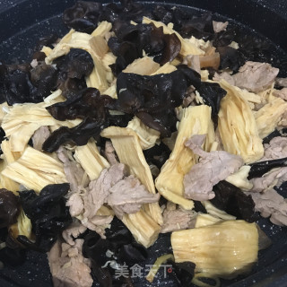 肉片炒木耳腐竹的做法步骤：9