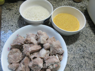 肉骨双米粥的做法步骤：1