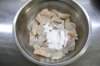 超下饭的酸菜粉条巴沙鱼的做法步骤：2