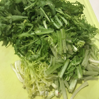 鸡蛋炒苦菊的做法步骤：1