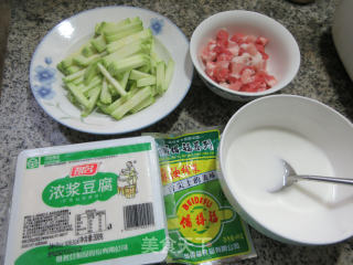 榨菜丝肉丝西葫芦豆腐羹的做法步骤：1