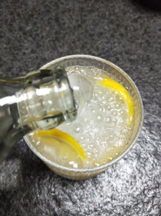 柠檬苏打水的做法步骤：3