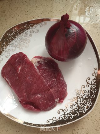洋葱炒牛肉的做法步骤：1
