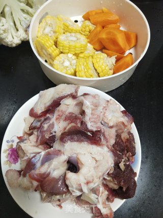 高钙营养的筒骨玉米胡萝卜汤的做法步骤：1