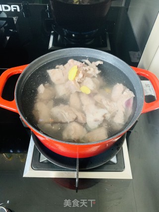 菌菇排骨汤的做法步骤：2