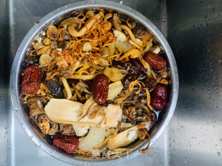菌菇排骨汤的做法步骤：3