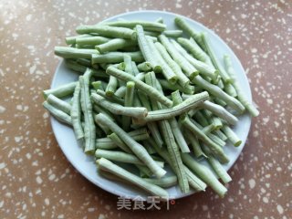 洋葱豇豆炒肉丝的做法步骤：2