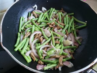 洋葱豇豆炒肉丝的做法步骤：8