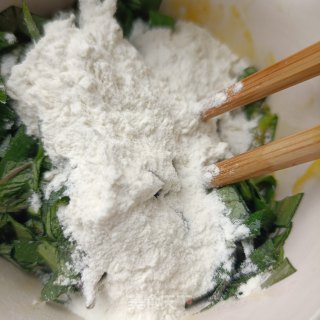 红薯叶虾仁蛋饼的做法步骤：8