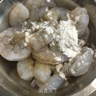 虾仁炒三色丁的做法步骤：1