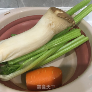 虾仁炒三色丁的做法步骤：2