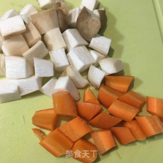虾仁炒三色丁的做法步骤：3