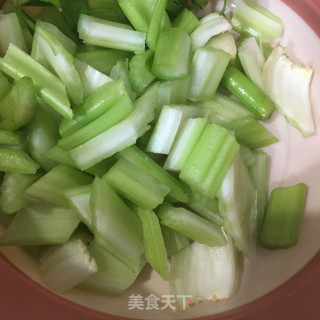 虾仁炒三色丁的做法步骤：4