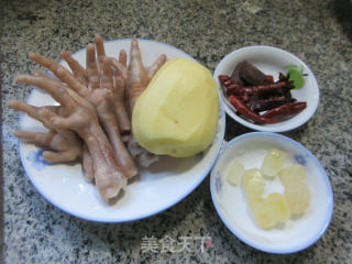 土豆烧鸡爪的做法步骤：1