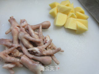土豆烧鸡爪的做法步骤：2